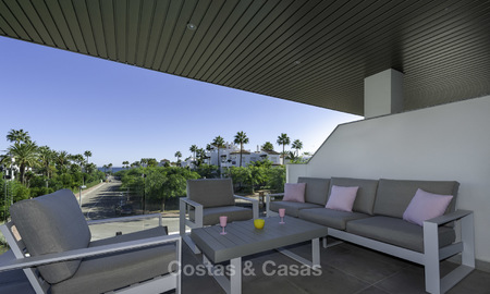 Apartamento moderno en venta cerca de la playa con vistas al mar, entre Marbella y Estepona 16910