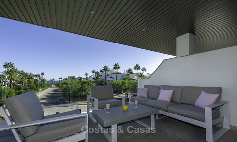 Apartamento moderno en venta cerca de la playa con vistas al mar, entre Marbella y Estepona 16910