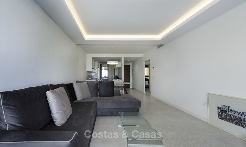 Apartamento moderno en venta cerca de la playa con vistas al mar, entre Marbella y Estepona 16911