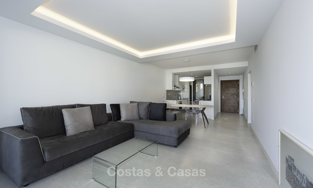Apartamento moderno en venta cerca de la playa con vistas al mar, entre Marbella y Estepona 16914