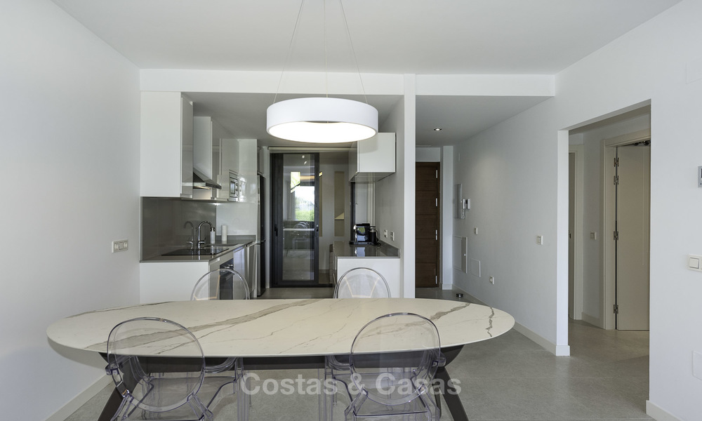 Apartamento moderno en venta cerca de la playa con vistas al mar, entre Marbella y Estepona 16915