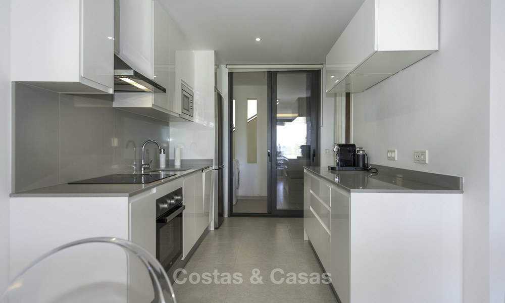 Apartamento moderno en venta cerca de la playa con vistas al mar, entre Marbella y Estepona 16916