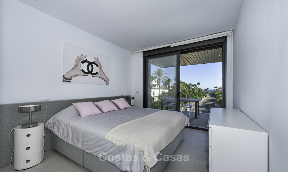 Apartamento moderno en venta cerca de la playa con vistas al mar, entre Marbella y Estepona 16919