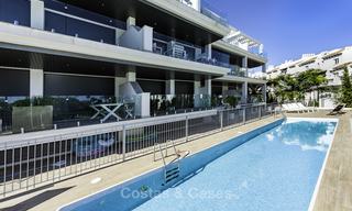 Apartamento moderno en venta cerca de la playa con vistas al mar, entre Marbella y Estepona 16923 