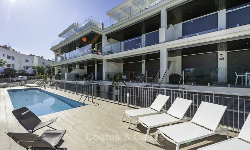 Apartamento moderno en venta cerca de la playa con vistas al mar, entre Marbella y Estepona 16924