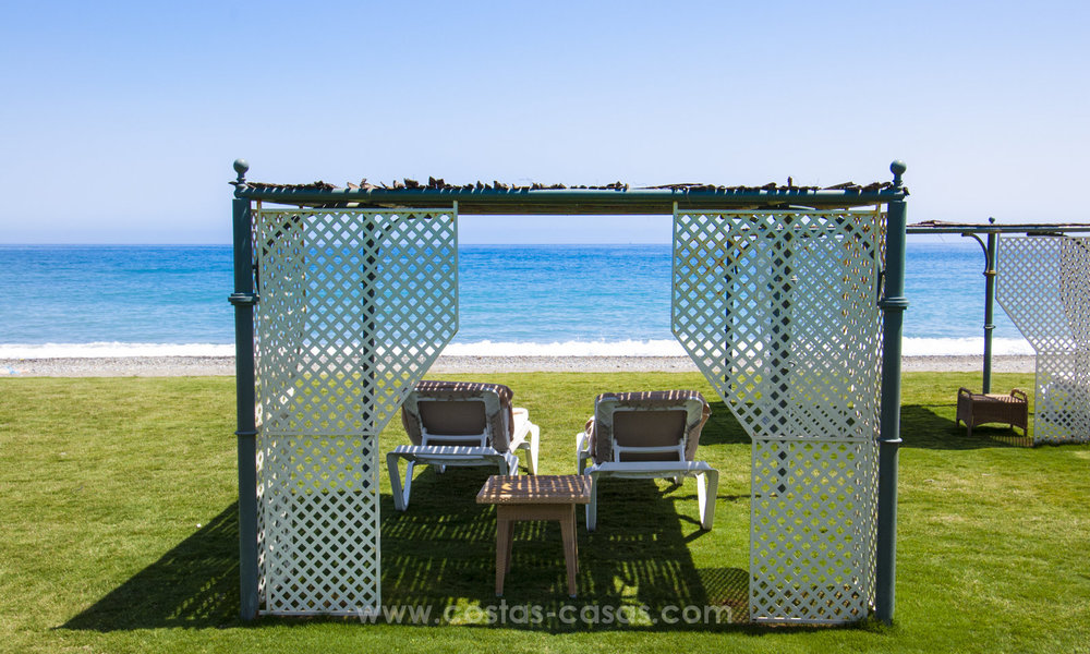 Apartamento moderno en venta cerca de la playa con vistas al mar, entre Marbella y Estepona 16932