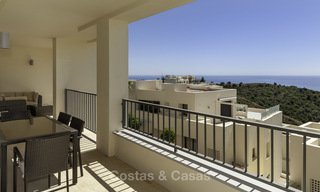 Moderno apartamento de 3 dormitorios con vistas al mar y a la montaña a la venta en Marbella Este 16832 