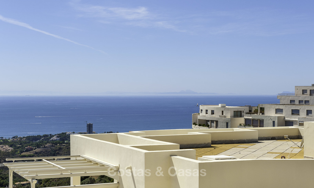 Moderno apartamento de 3 dormitorios con vistas al mar y a la montaña a la venta en Marbella Este 16834