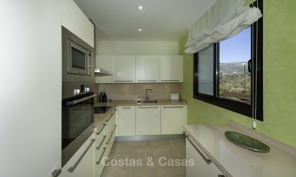 Moderno apartamento de 3 dormitorios con vistas al mar y a la montaña a la venta en Marbella Este 16839