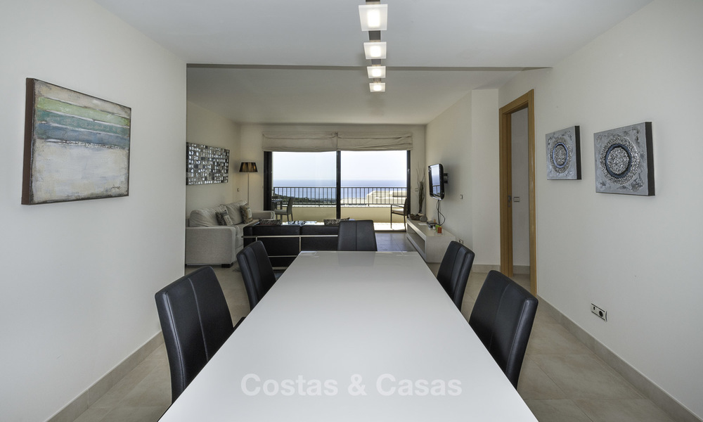 Moderno apartamento de 3 dormitorios con vistas al mar y a la montaña a la venta en Marbella Este 16840