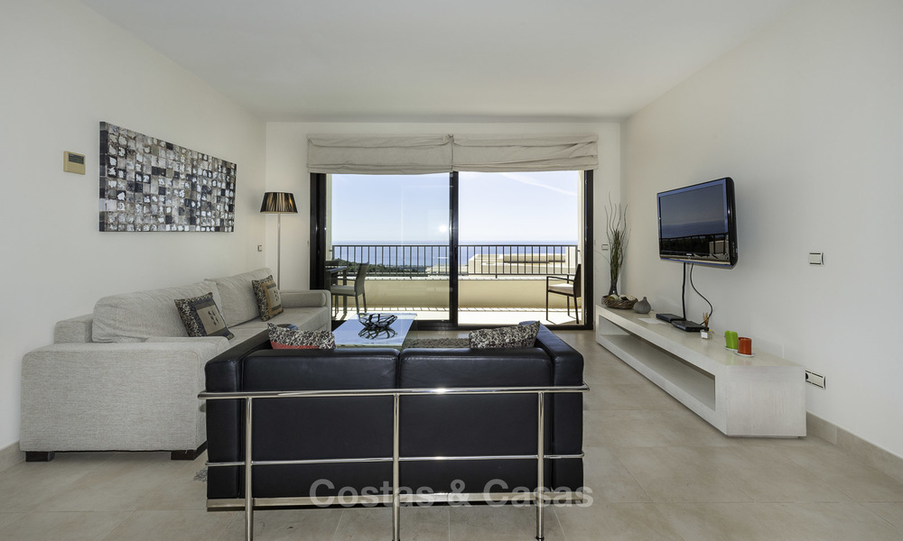Moderno apartamento de 3 dormitorios con vistas al mar y a la montaña a la venta en Marbella Este 16841