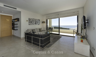 Moderno apartamento de 3 dormitorios con vistas al mar y a la montaña a la venta en Marbella Este 16842 