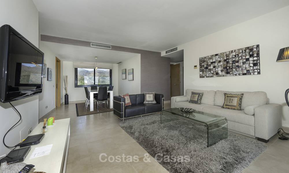Moderno apartamento de 3 dormitorios con vistas al mar y a la montaña a la venta en Marbella Este 16843