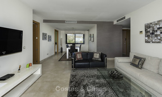 Moderno apartamento de 3 dormitorios con vistas al mar y a la montaña a la venta en Marbella Este 16844 