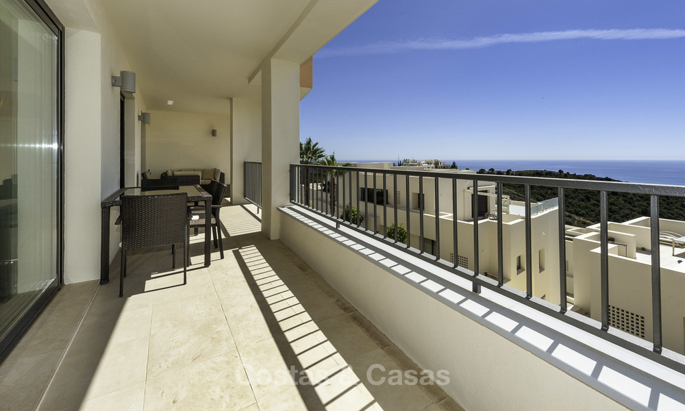 Moderno apartamento de 3 dormitorios con vistas al mar y a la montaña a la venta en Marbella Este 16845
