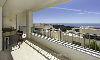 Moderno apartamento de 3 dormitorios con vistas al mar y a la montaña a la venta en Marbella Este 16846 