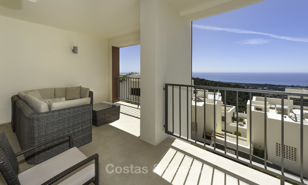 Moderno apartamento de 3 dormitorios con vistas al mar y a la montaña a la venta en Marbella Este 16847