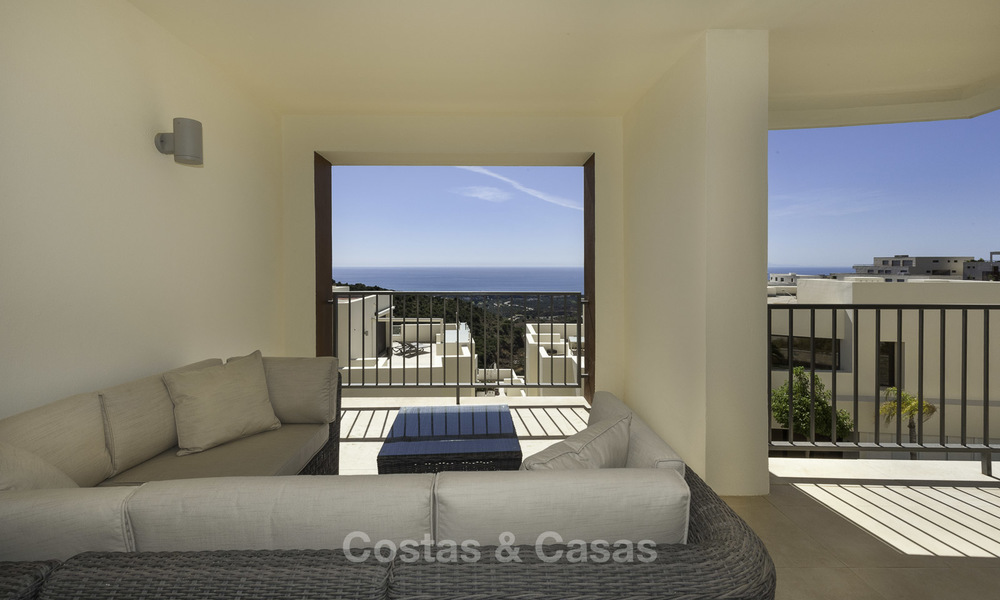 Moderno apartamento de 3 dormitorios con vistas al mar y a la montaña a la venta en Marbella Este 16848