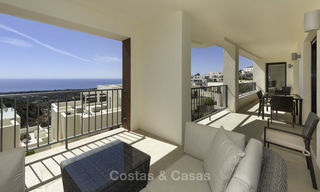 Moderno apartamento de 3 dormitorios con vistas al mar y a la montaña a la venta en Marbella Este 16849 