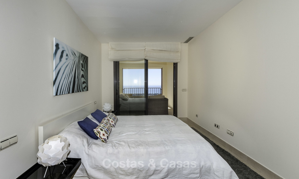 Moderno apartamento de 3 dormitorios con vistas al mar y a la montaña a la venta en Marbella Este 16850