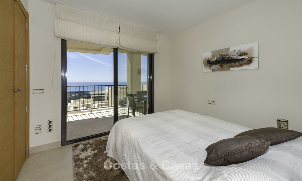 Moderno apartamento de 3 dormitorios con vistas al mar y a la montaña a la venta en Marbella Este 16852