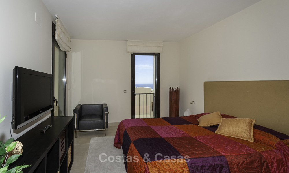 Moderno apartamento de 3 dormitorios con vistas al mar y a la montaña a la venta en Marbella Este 16854