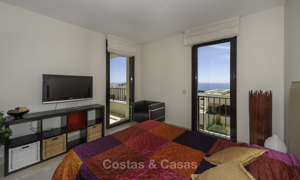 Moderno apartamento de 3 dormitorios con vistas al mar y a la montaña a la venta en Marbella Este 16855