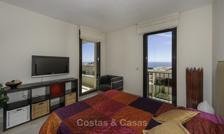 Moderno apartamento de 3 dormitorios con vistas al mar y a la montaña a la venta en Marbella Este 16855 