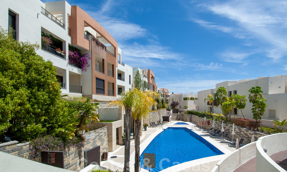 Moderno apartamento de 3 dormitorios con vistas al mar y a la montaña a la venta en Marbella Este 27418