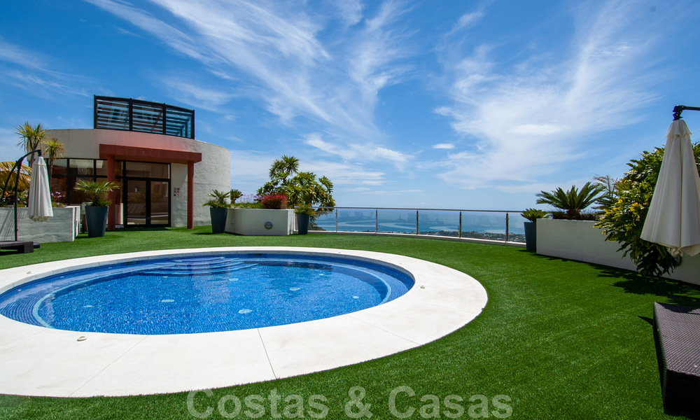Moderno apartamento de 3 dormitorios con vistas al mar y a la montaña a la venta en Marbella Este 27419