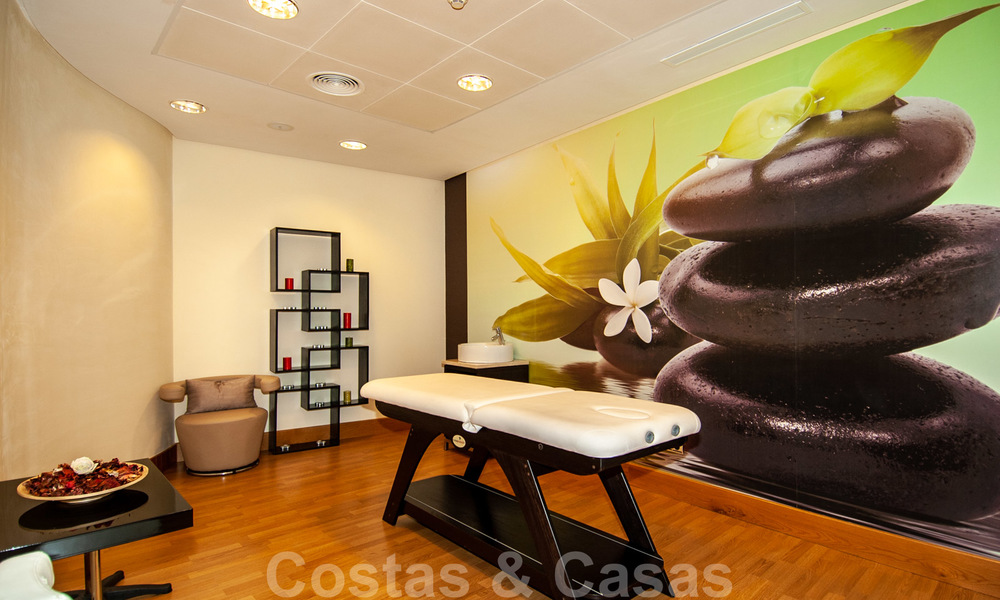 Moderno apartamento de 3 dormitorios con vistas al mar y a la montaña a la venta en Marbella Este 27423
