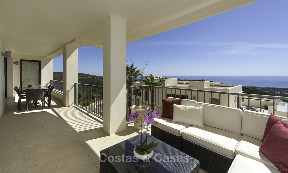 Moderno apartamento de 3 dormitorios con vistas al mar y a la montaña en venta en Marbella 16867