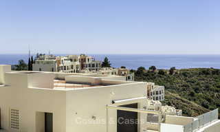 Moderno apartamento de 3 dormitorios con vistas al mar y a la montaña en venta en Marbella 16868 