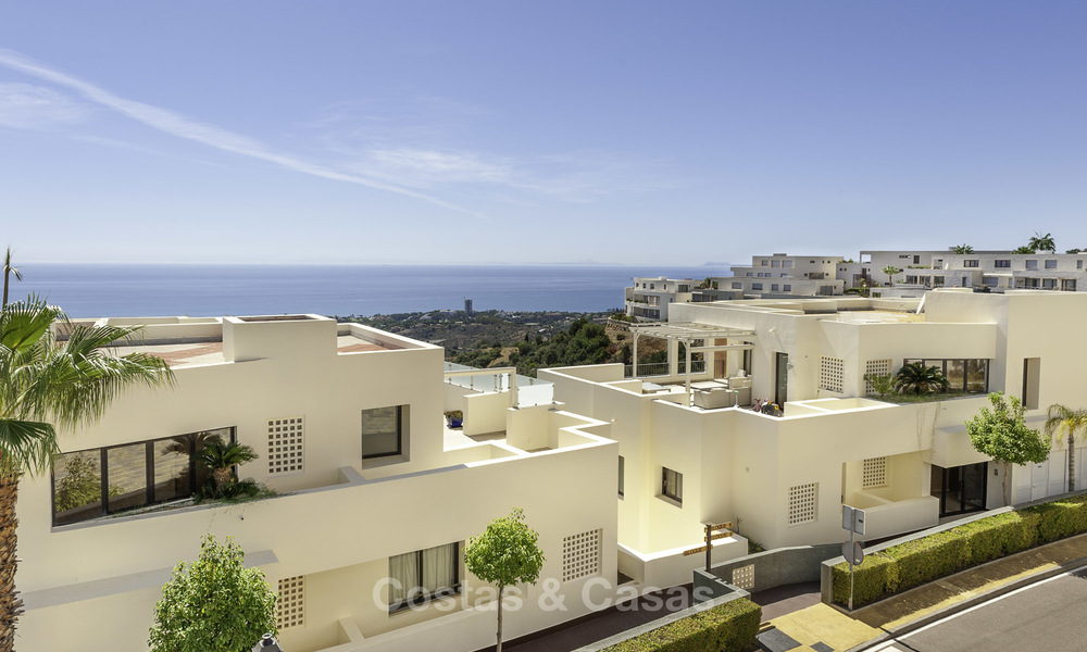 Moderno apartamento de 3 dormitorios con vistas al mar y a la montaña en venta en Marbella 16870