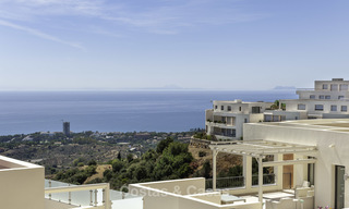 Moderno apartamento de 3 dormitorios con vistas al mar y a la montaña en venta en Marbella 16871 