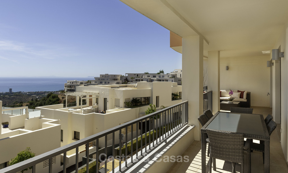 Moderno apartamento de 3 dormitorios con vistas al mar y a la montaña en venta en Marbella 16873