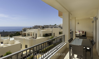 Moderno apartamento de 3 dormitorios con vistas al mar y a la montaña en venta en Marbella 16873 