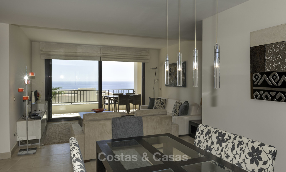 Moderno apartamento de 3 dormitorios con vistas al mar y a la montaña en venta en Marbella 16874