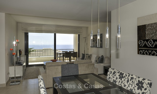 Moderno apartamento de 3 dormitorios con vistas al mar y a la montaña en venta en Marbella 16874 