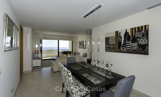Moderno apartamento de 3 dormitorios con vistas al mar y a la montaña en venta en Marbella 16876 