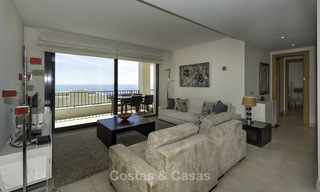 Moderno apartamento de 3 dormitorios con vistas al mar y a la montaña en venta en Marbella 16877 
