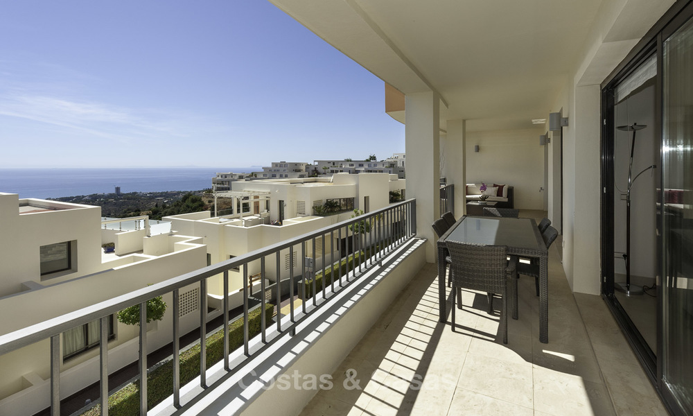 Moderno apartamento de 3 dormitorios con vistas al mar y a la montaña en venta en Marbella 16879
