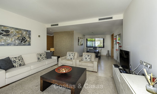 Moderno apartamento de 3 dormitorios con vistas al mar y a la montaña en venta en Marbella 16880 