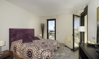 Moderno apartamento de 3 dormitorios con vistas al mar y a la montaña en venta en Marbella 16881 