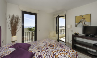 Moderno apartamento de 3 dormitorios con vistas al mar y a la montaña en venta en Marbella 16882 