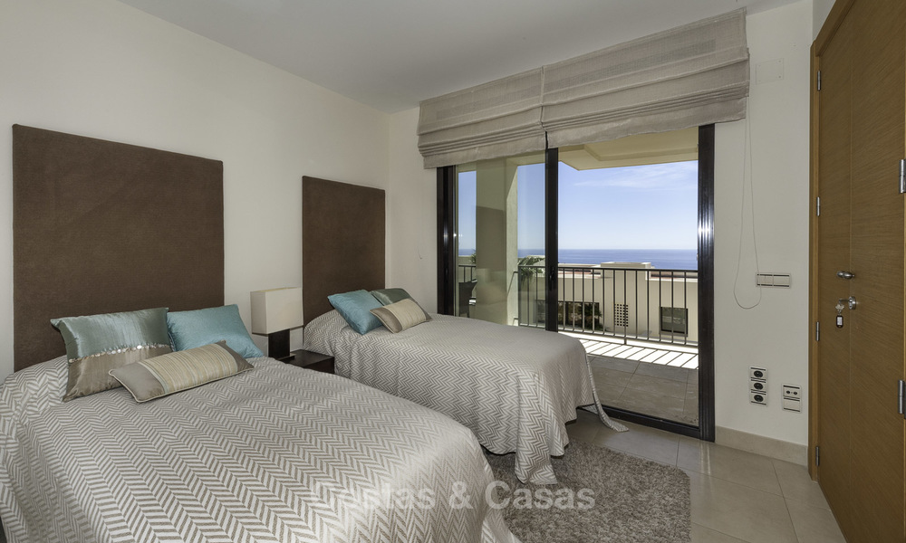 Moderno apartamento de 3 dormitorios con vistas al mar y a la montaña en venta en Marbella 16886