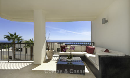 Moderno apartamento de 3 dormitorios con vistas al mar y a la montaña en venta en Marbella 16888