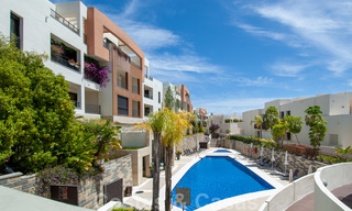 Moderno apartamento de 3 dormitorios con vistas al mar y a la montaña en venta en Marbella 27410 