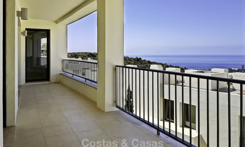 Moderno apartamento de 3 dormitorios con vistas al mar Mediterráneo, Marbella y la costa del Estrecho de Gibraltar y África 16974