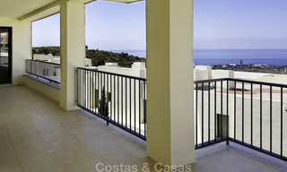 Moderno apartamento de 3 dormitorios con vistas al mar Mediterráneo, Marbella y la costa del Estrecho de Gibraltar y África 16975 